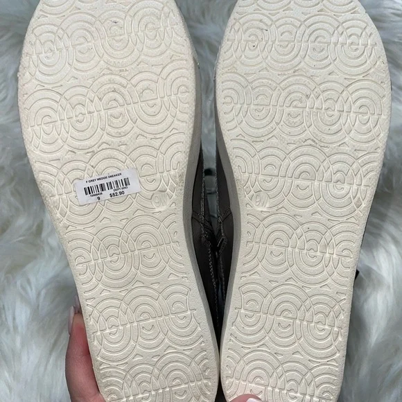 Stylish Gray High-Top Sneakers - Picture 6 of 7